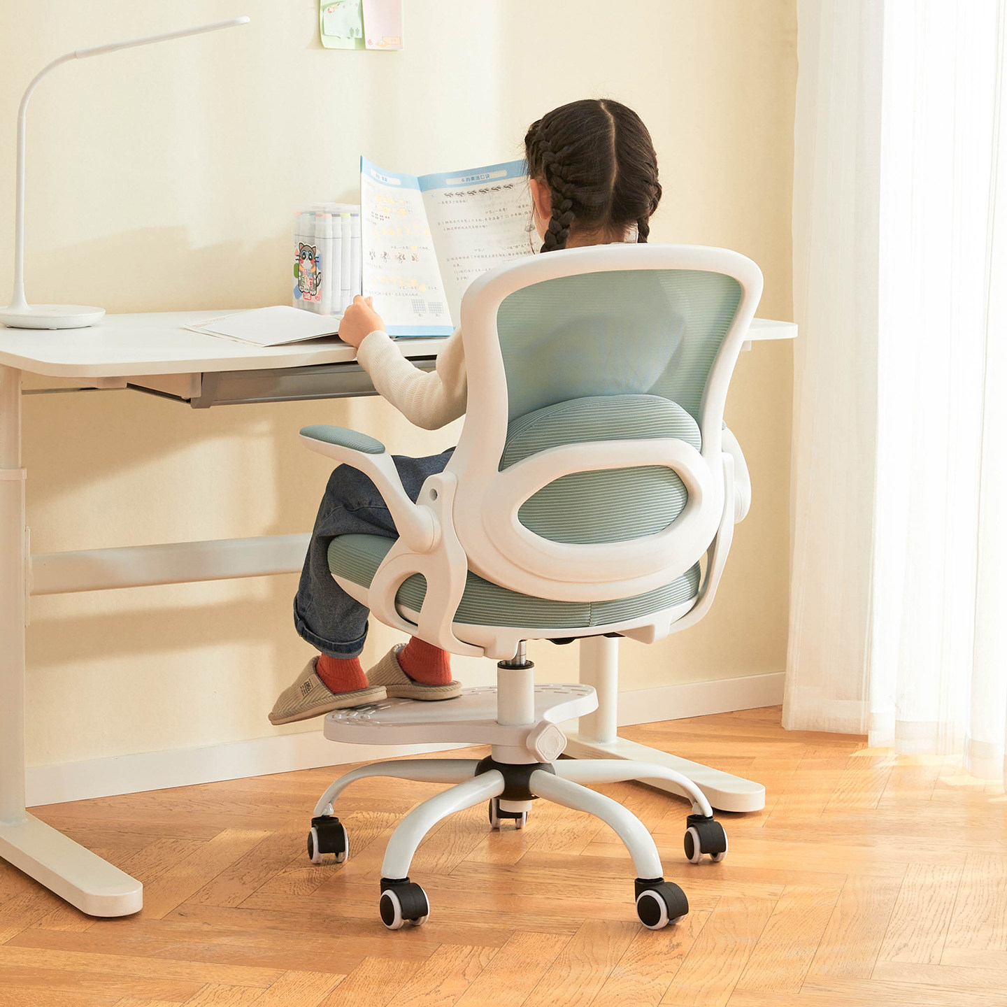 八九间儿童学习椅子久坐写字书桌转椅小学生电脑椅家用可升降座椅