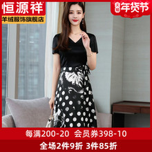 恒源祥真丝连衣裙女夏收腰V领短袖长裙桑蚕丝缎面设计感印花裙子图片