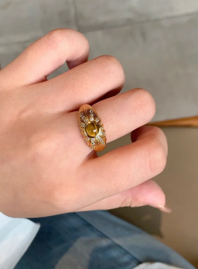 黄金色美拉德虎眼石戒指女轻奢小众设计感复古镶钻指环宽版食指
