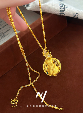 2026沙金镂空花丝绿宝石蝶舞猫咪吊坠女复古拉丝蝴蝶猫咪项链挂坠