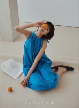 Vitatha番塔塔 多巴胺忘忧草绑带绝美蓝色挂脖连衣裙无袖中长裙子