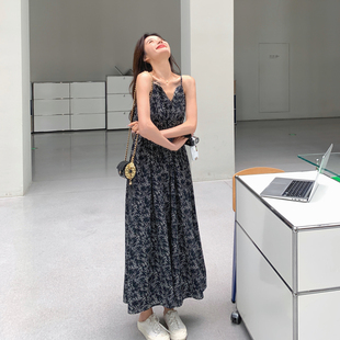 巨好看的吊带连衣裙女2026新款夏季法式复古海边度假风碎花裙长裙