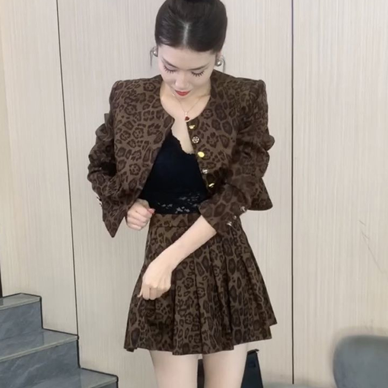 开春穿搭一整套豹纹外套搭百褶裙