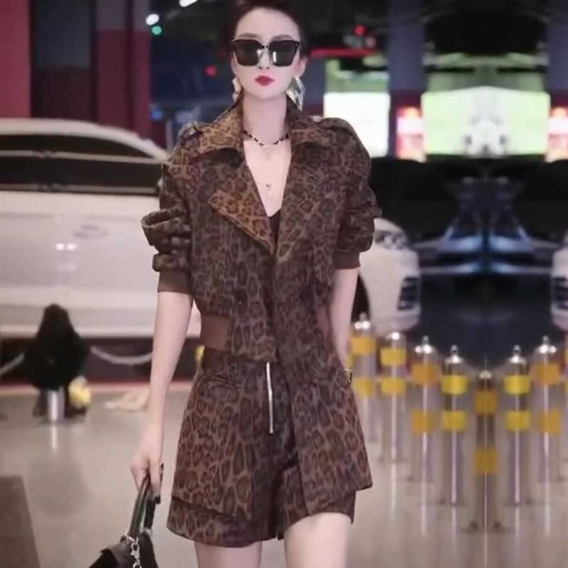 初春穿搭一整套高定豹纹外套短裤