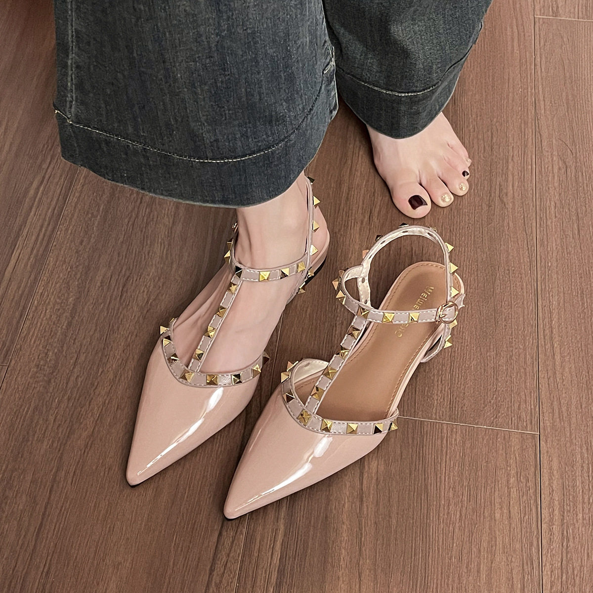 羊皮版~法式尖头铆钉平底包头凉鞋女2026新款温柔配裙子外穿单鞋