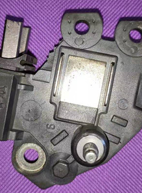 适用宝马523 E66530 730 E60 740 X5E70X6N52N55发电机调节器