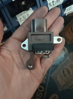 适用于2.4发电机调节器小四插 丰田RAV46300调节器
