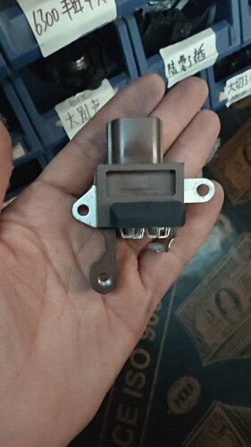 适用于2.4发电机调节器小四插 丰田RAV46300调节器