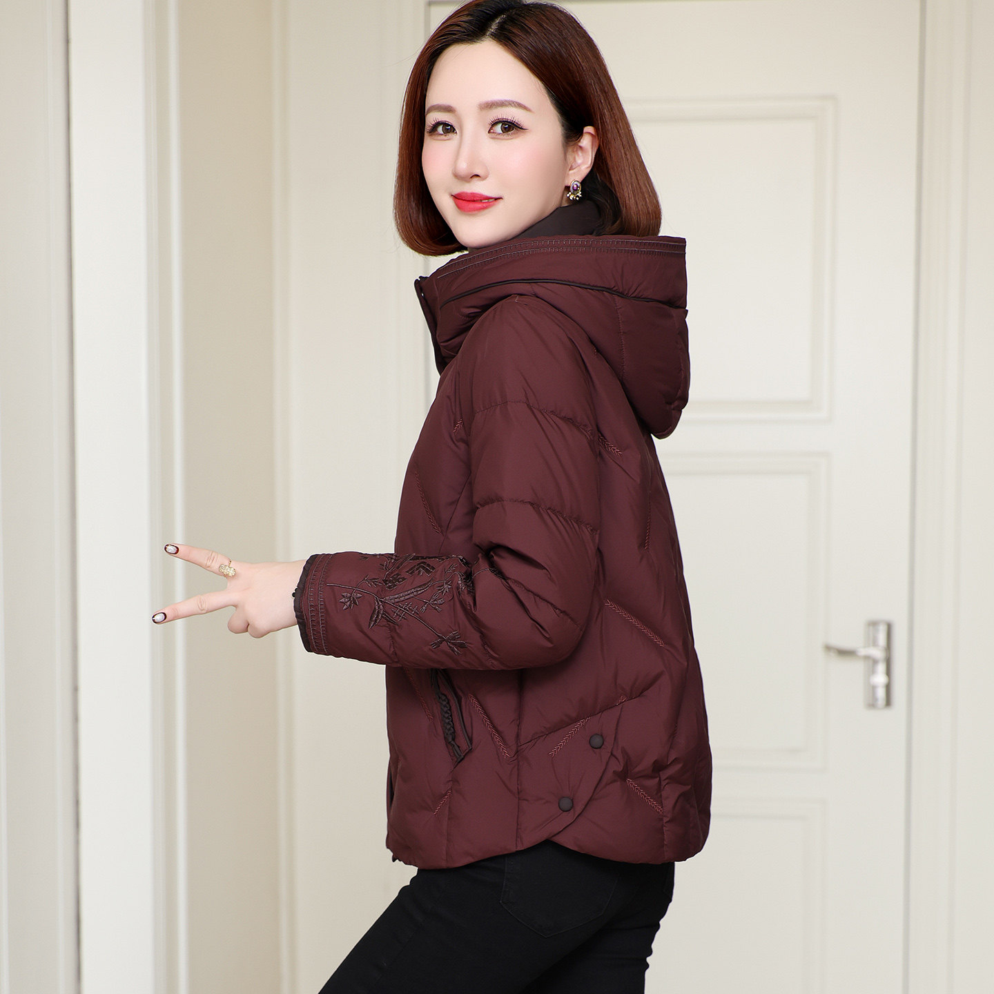 品牌妈妈装短款羽绒服女2025年冬高端复古绣花连暖鹅绒保暖外套潮,女装/女士精品,羽绒服,淘宝优惠券,粉丝福利购,淘宝优惠卷