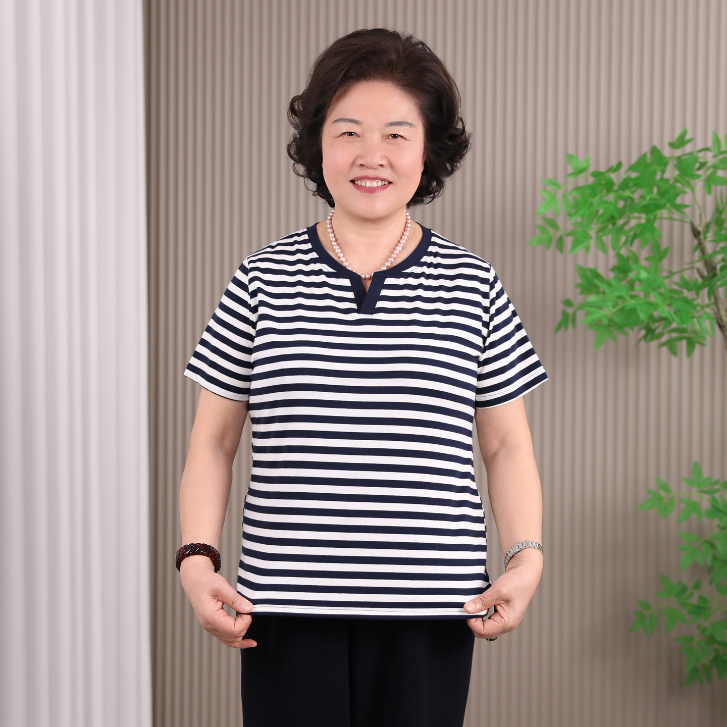 妈妈夏装大码条纹T恤女v领上衣洋气中老年人短袖婆婆奶奶套头小衫