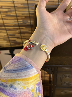 兮语「来财」足银9999手镯女新中式 描金拉丝开口镯新年 古法红绳款