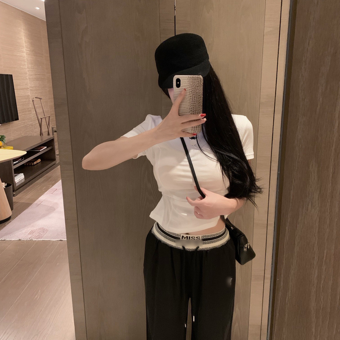 轻奢风白色短袖T恤女修身显瘦圆领短款上衣气质小蜜蜂刺绣