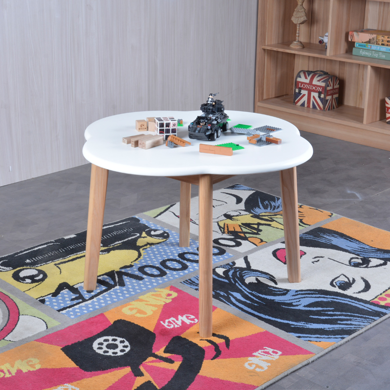 小桌子结构稳固刚好摆放象棋棋盘