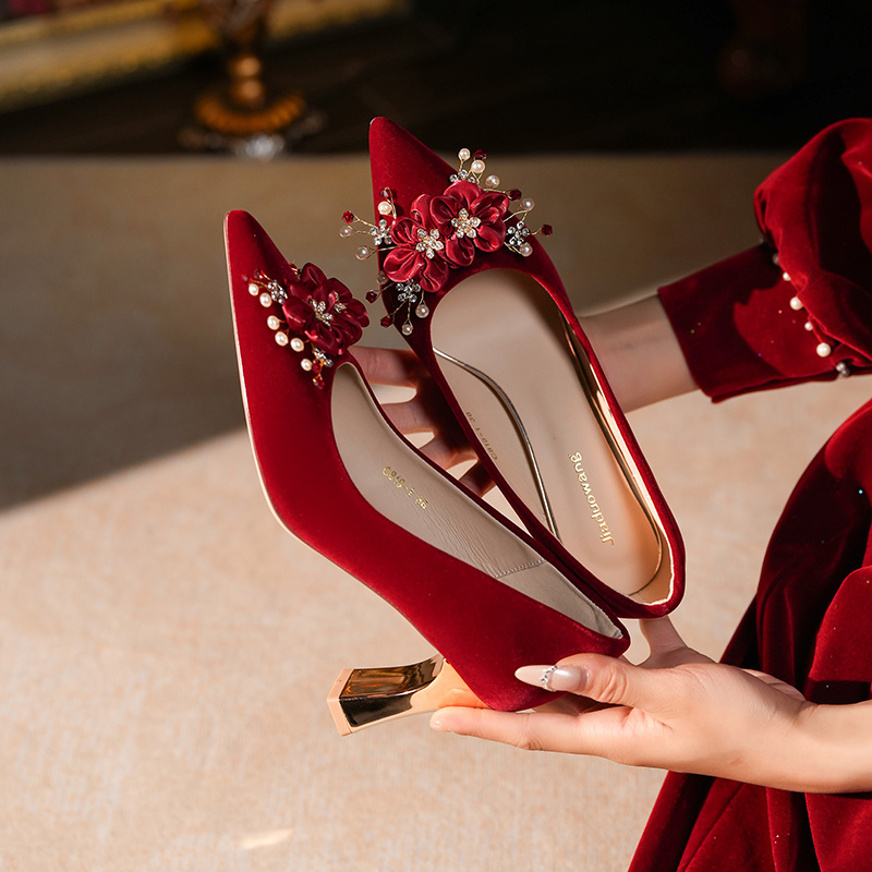 花朵红色绒面秀禾婚鞋2025新款