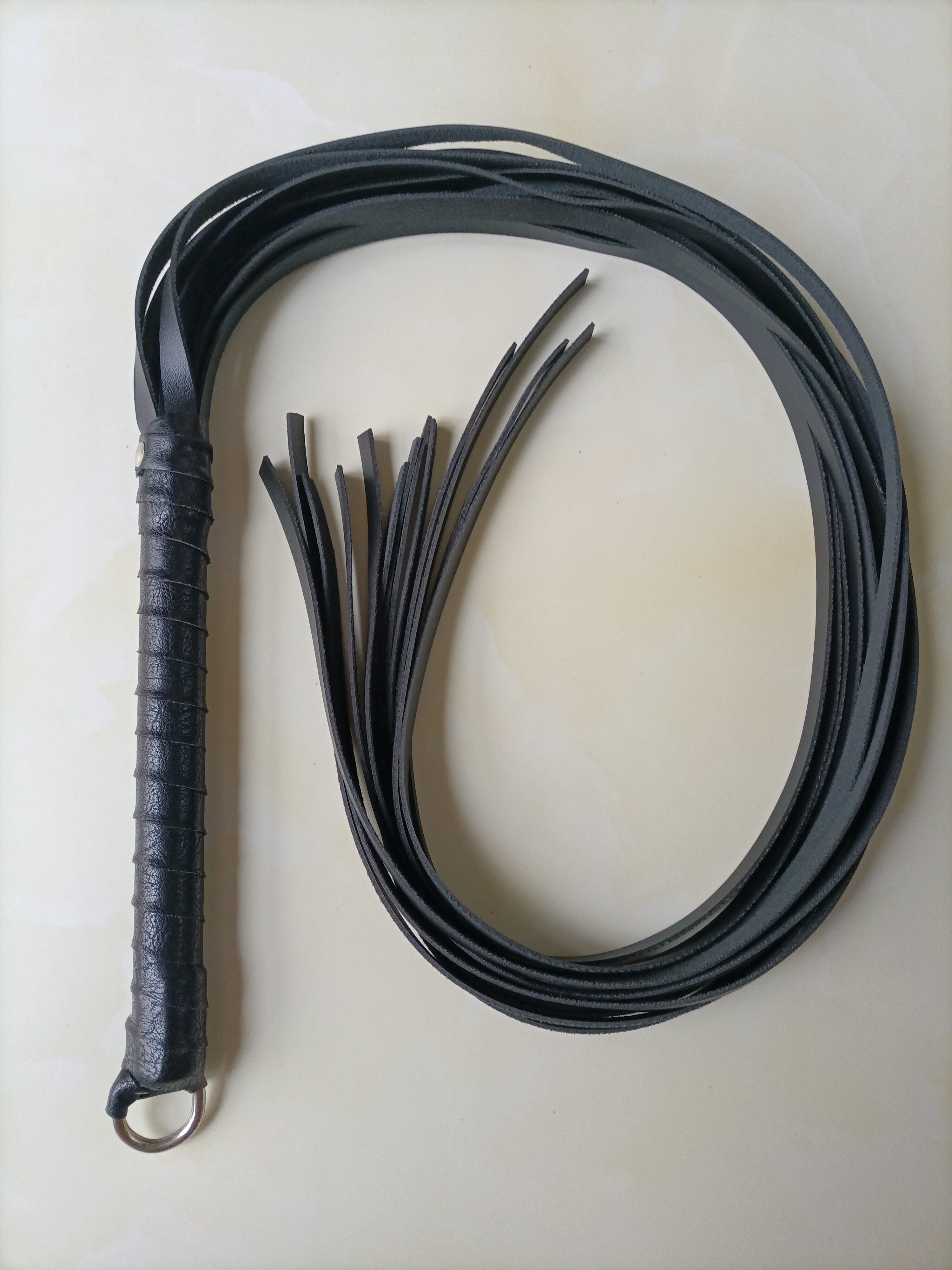 少年行舞蹈道具散鞭皮革鞭一米黑色跳舞道具礼物玩具轻巧型散鞭