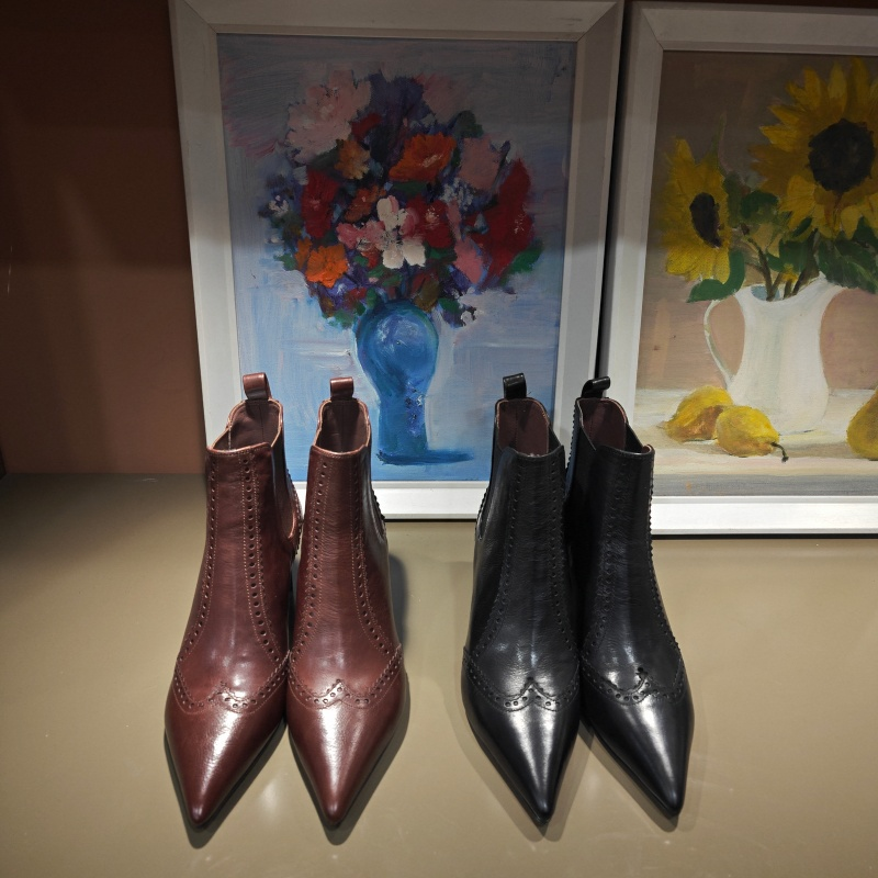 卡斯丹2025秋欧货新款胎牛皮小跟尖头短靴女粗跟切尔西靴时装单靴