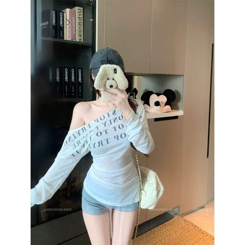 kumikumi小众字母印花斜肩长袖T恤女装秋季美式chic露肩防晒罩衫