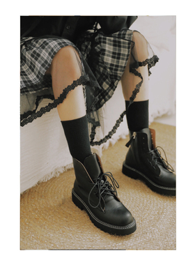 ANN and SAM 黑色英伦走线帅气马丁靴搭配裙帅气 2024新品春夏女