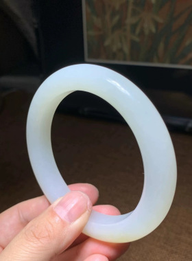 翡翠手镯新疆和田玉羊脂玉手镯脂粉浑厚油性十足略带糖显高级端庄