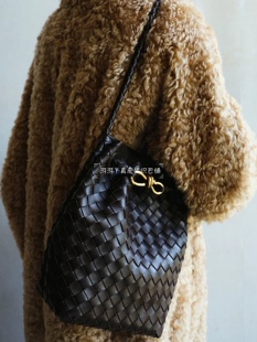 真皮羊皮手提单肩斜挎百搭随心松弛时髦Andiamo Bucket水桶编织包