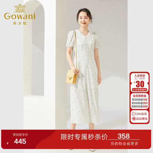 重工的绣花领 泡泡袖设计 略显娇俏可爱