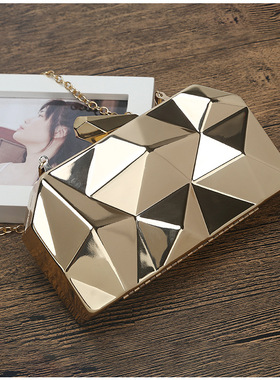 2021新菱形铁盒晚宴不规则链条手拿金属女包Prismatic female bag