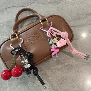温柔奶油羊皮绳包挂件可爱樱桃包包钥匙扣挂件手机相机别针挂饰