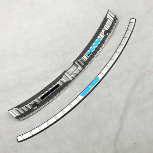 适用于雷诺江铃弈改装 专用不锈钢带车标后备箱护板后杠车漆保护贴