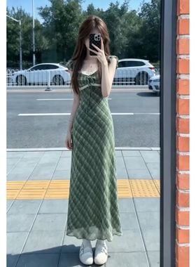 法式绿色格纹连衣裙女夏V领收腰显瘦度假长裙
