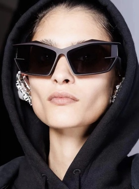 未来科技感异型黑色墨镜男