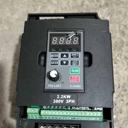 议价变频器，型号ZVF330-M2R2T4S 2.2KW，