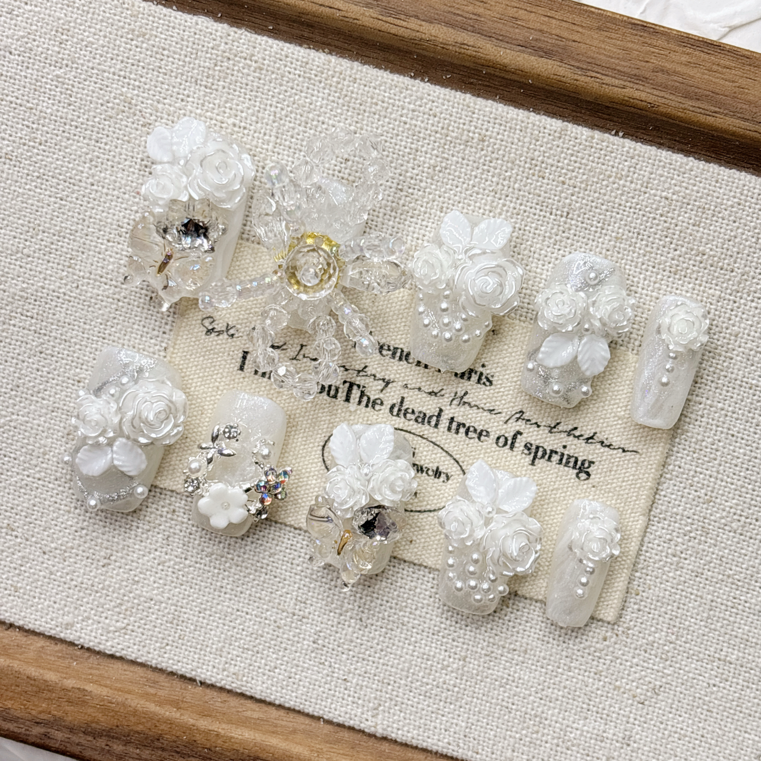 白色山茶花纯手工穿戴甲高级感显白美甲2025新年短中方法式浪漫