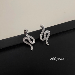 okk pine 阴湿冷淡风灵蛇耳钉轻奢蛇形线条感耳环小醋包创意耳饰