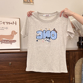奶油 不露腰短上衣 T恤女日系减龄修身 宇宙 刺绣格纹字母正肩短袖