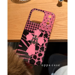 小众ins黑粉色斑纹拼接皮质十字架适用苹果16promax手机壳iphone17新款15pro少女14双层全包软壳13保护套