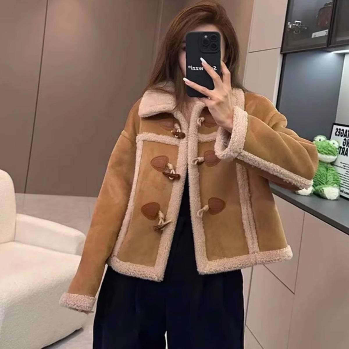 羊羔毛皮毛一体短款外套女2024年秋冬新款牛角扣宽松毛绒夹克上衣