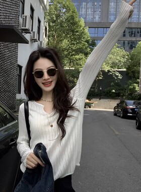 白色坑条肌理感v领长袖针织衫t恤女春秋设计感内搭打底衫正肩上衣