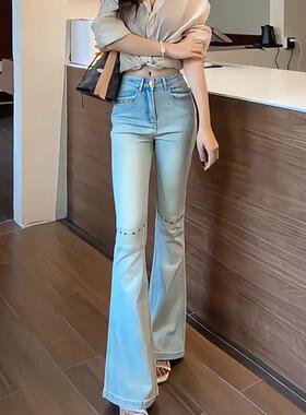 浅蓝色设计感铆钉微喇牛仔裤女2026年秋季新款高腰修身喇叭长裤子