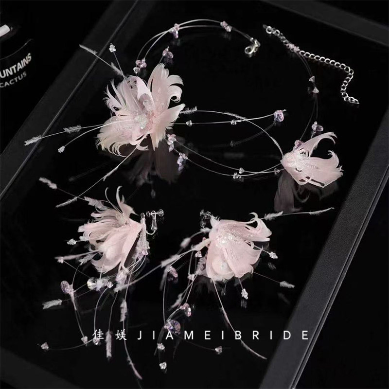 新款粉色羽毛水晶花朵项链耳环夹套装新娘气质氛围感甜美礼服配饰