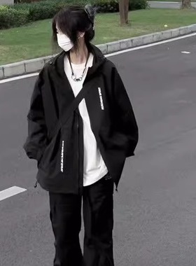 美式机能风黑色冲锋衣外套女春秋季新款休闲字母印花宽松连帽夹克