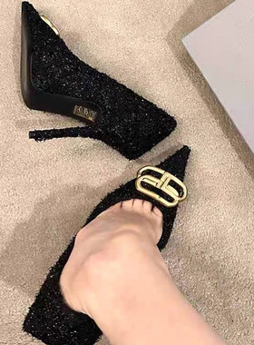 2023年细跟尖头黑色毛绒面高跟鞋女金属b扣宴会名媛气质浅口单鞋