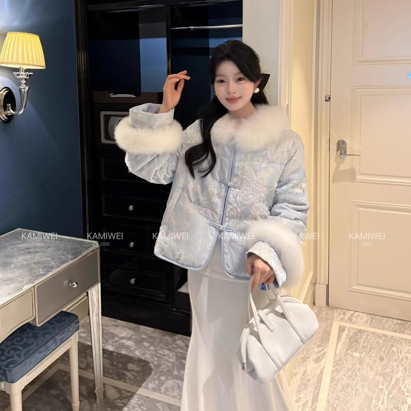 新中式温柔风丝绒刺绣羽绒服女