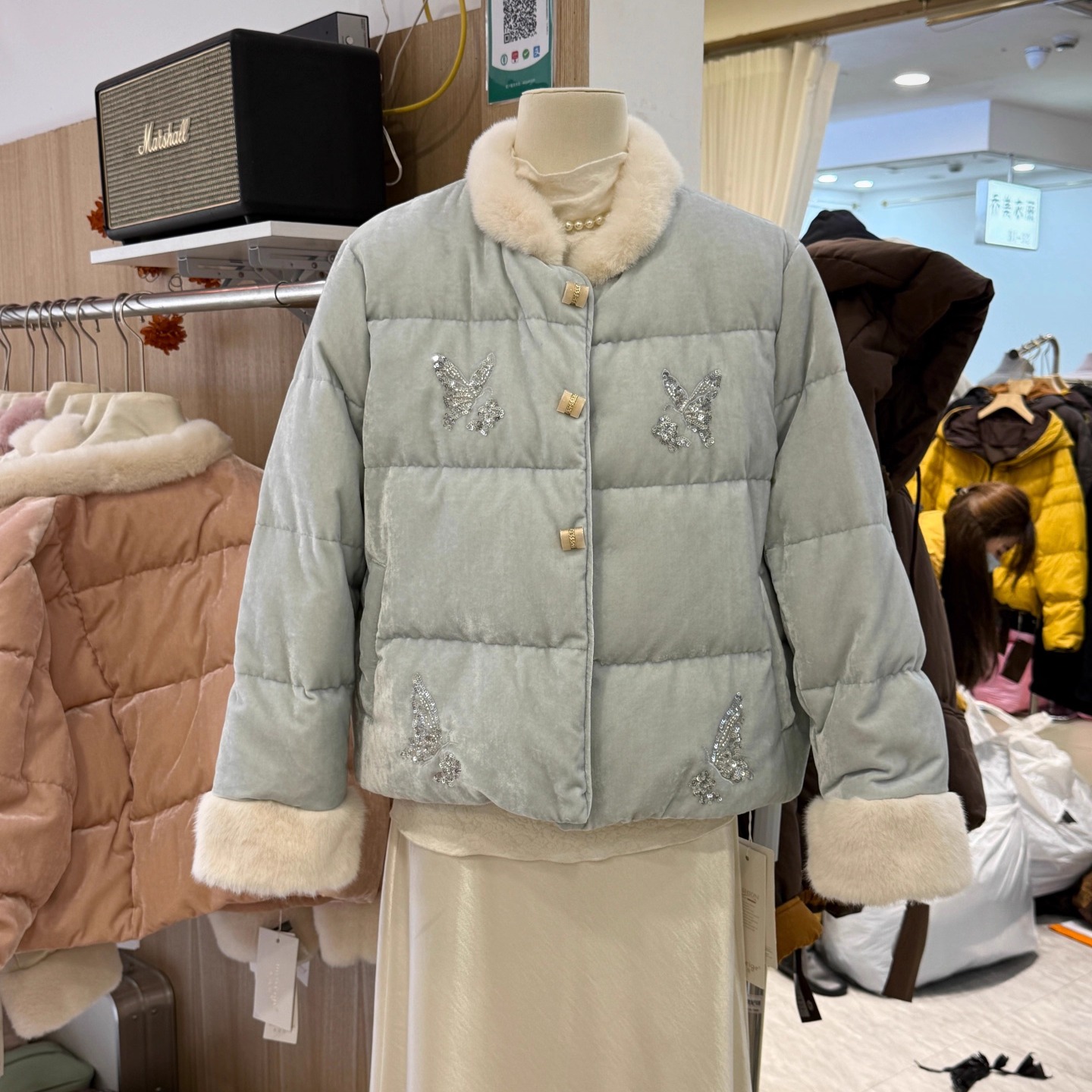 立领丝绒刺绣国风羽绒服女