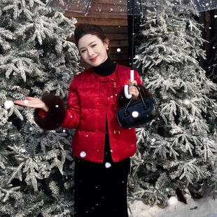 九索新中式红色圆领绣球流苏国风羽绒服女小个子狐狸毛外套25856