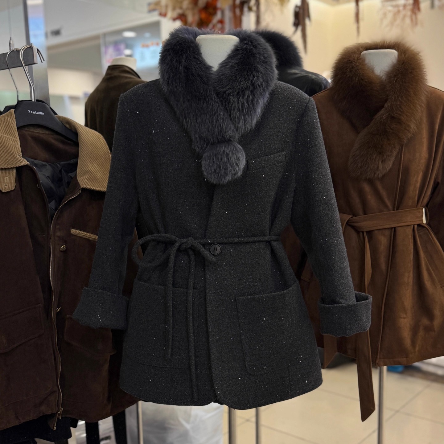 灰色撒银V领一粒扣毛呢大衣