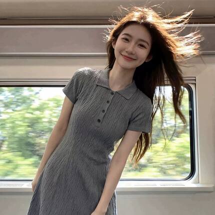 2026年夏季新款气质高级感灰色针织短袖连衣裙女Polo领麻花短裙子