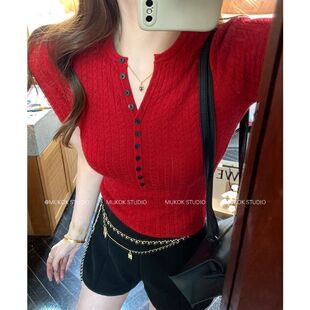 韩系高级感显白红色排扣V领短袖针织衫女夏季小个子短款麻花上衣