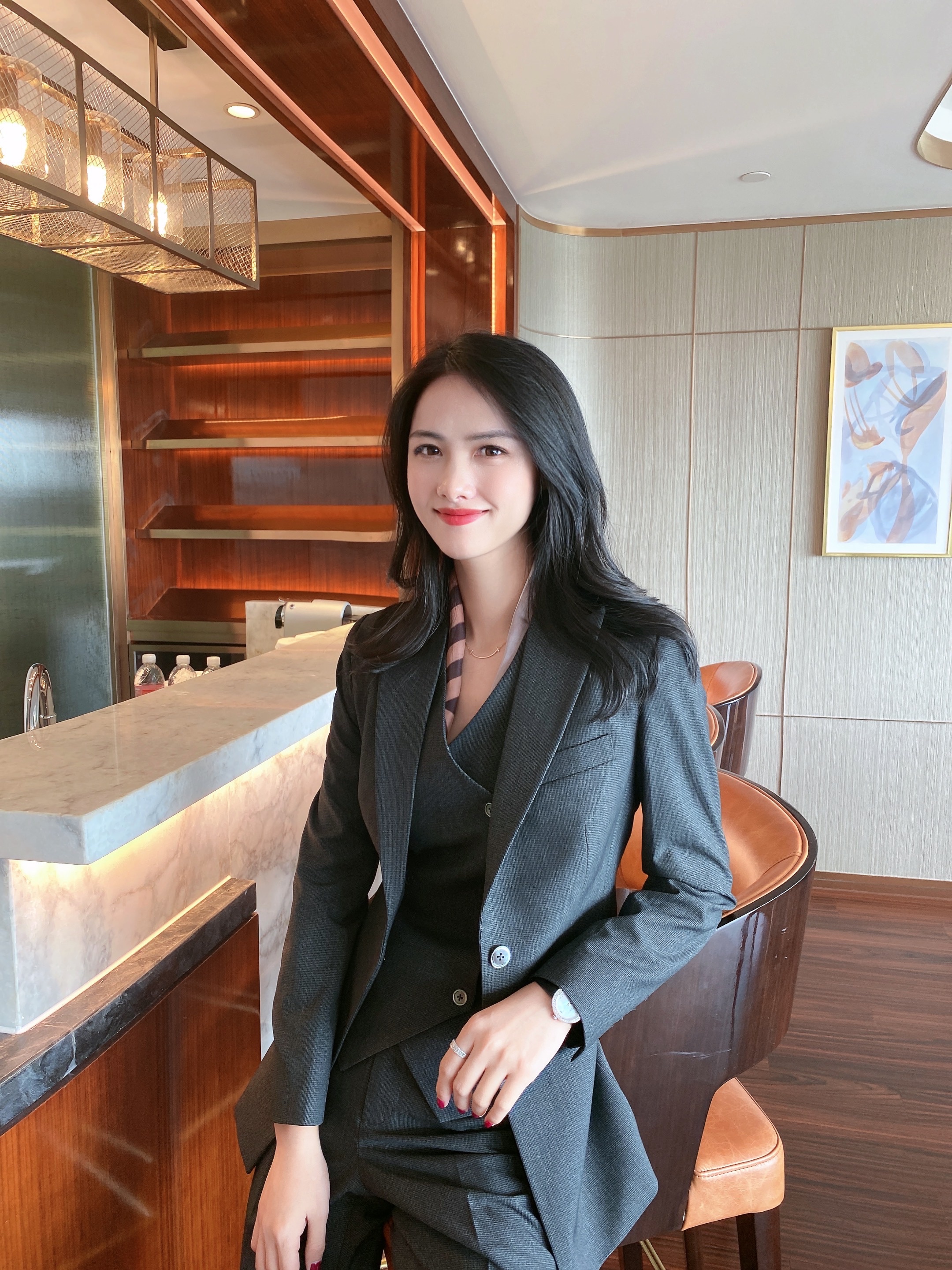 0深灰色枪驳领修身西装套装