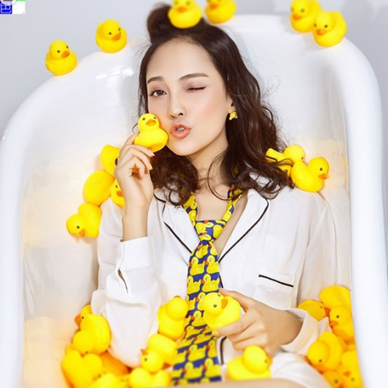 新款简约时尚旅拍摄影道具 小黄鸭 婚纱影楼创意情侣写真拍照浴缸
