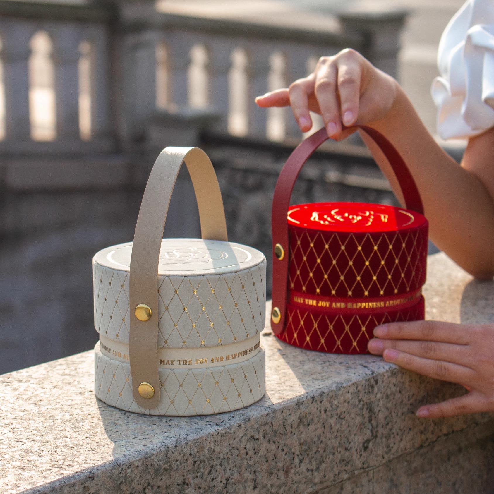 【山茶花语】手提喜糖盒高级丝绒材质圆形桌糖盒结婚伴手礼空盒